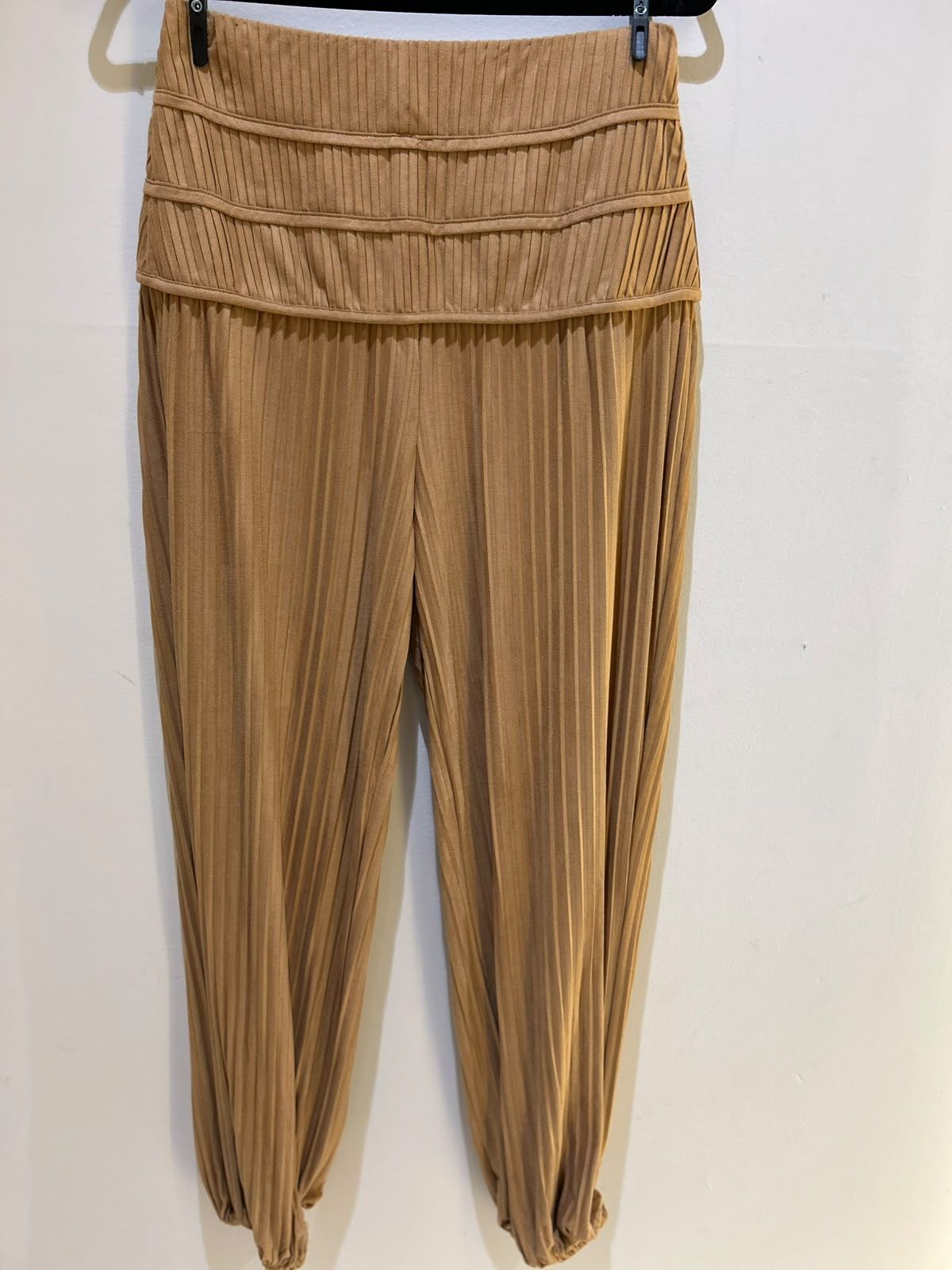 Calça Plissada Suede