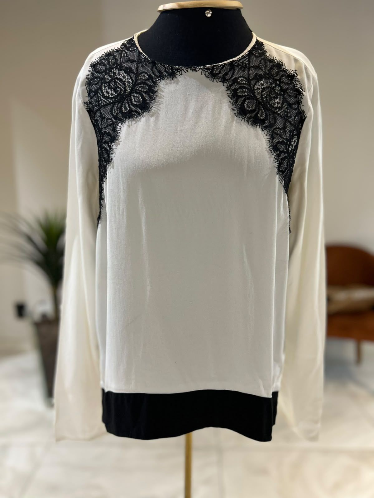 Camisa Fechada Detalhe Renda