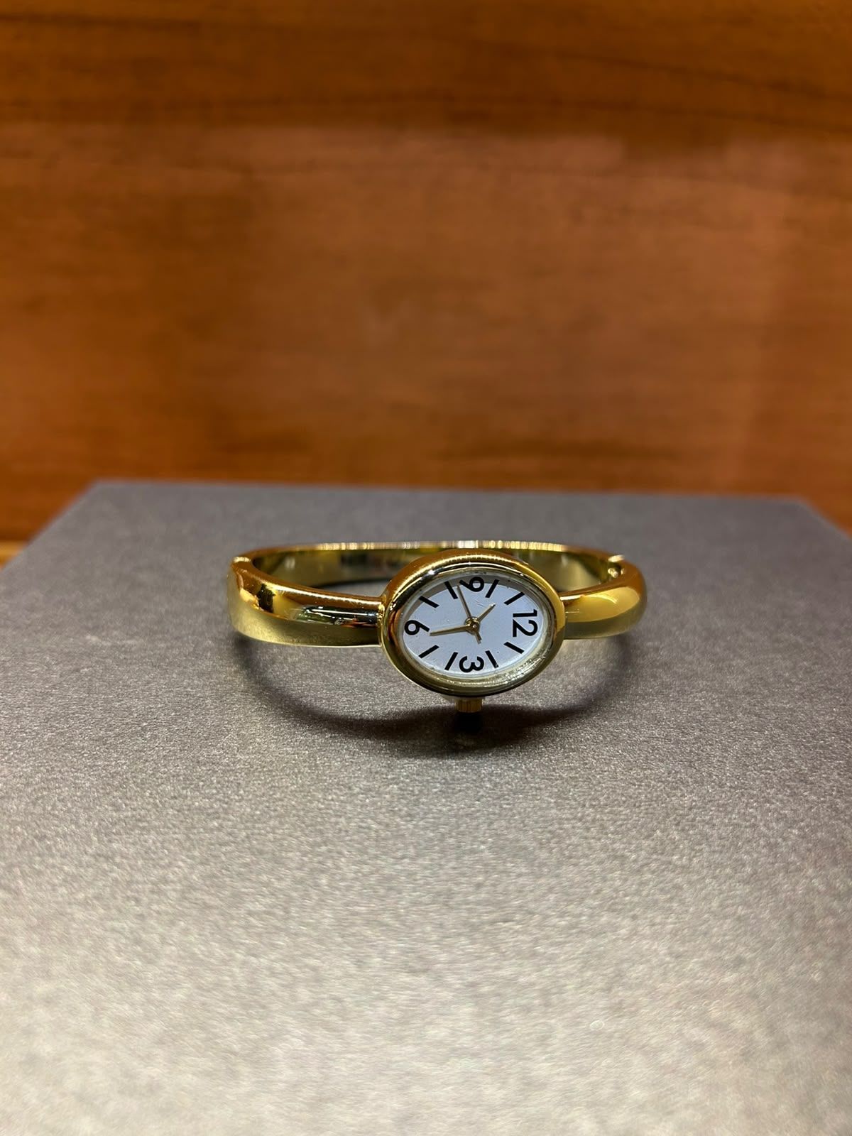Relógio Rígido Tipo Bracelete