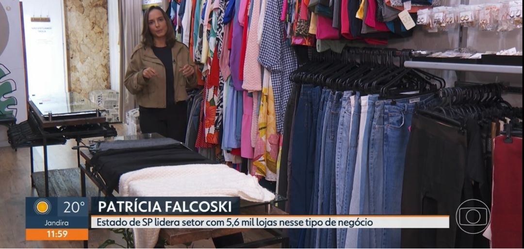 Patrícia Falcoski caminha pela Ciclo Chic avaliando peças de inverno com desconto